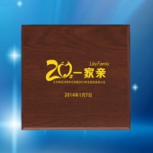 2014年1月：定制廣州立白集團20周年慶純金幣鑲嵌水晶擺件